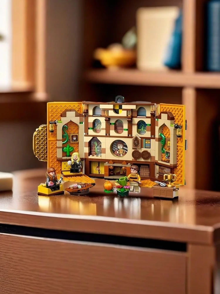 76412 LEGO Harry Potter Hufflepuff House Banner Hogwarts Castle Common Room, Building Set with 3 Minifigures and Mandrake